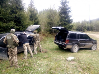 Стрілянина на кордоні: на Буковині силовики затримали два авто з цигарками