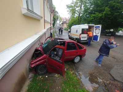 У Чернівцях легковик врізався у стіну будинку в центрі міста, є травмовані