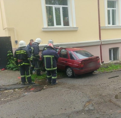 У Чернівцях легковик врізався у стіну будинку в центрі міста, є травмовані