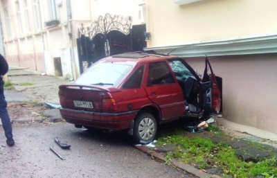 У Чернівцях легковик врізався у стіну будинку в центрі міста, є травмовані