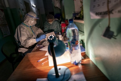 «Ми тут ніби на війні»: американські журналісти показали надважку роботу лікарів у Чернівцях