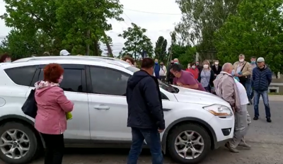 У Новодністровську під час пікету водій автівки вирішив прокатати жителя на капоті – відео