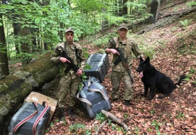 Біля кордону на Буковині контрабандисти покинули ящики із цигарками на 200 тисяч гривень