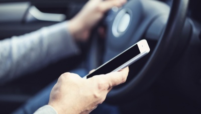 У Франції забиратимуть водійські права за користування телефоном під час руху