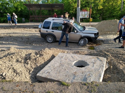 У Чернівцях позашляховик зніс бетонний блок на Руській і залишився без коліс