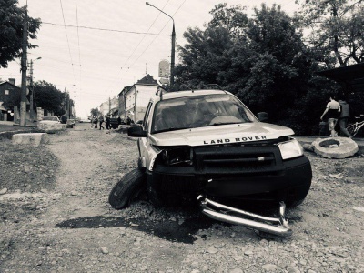 Водій був п’яний: у поліції розповіли, як у Чернівцях Land Rover протаранив бетонний блок – фото