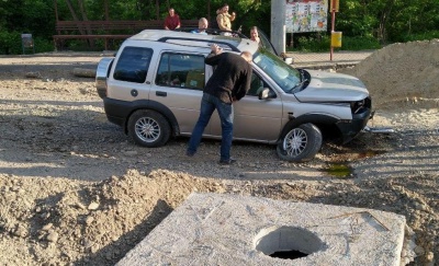 Водій був п’яний: у поліції розповіли, як у Чернівцях Land Rover протаранив бетонний блок – фото