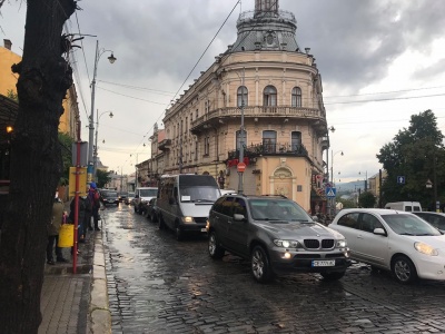 Чернівці через зливу стоять у заторах - фото