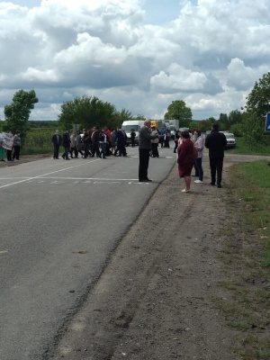 Не хочуть до Новодністровської ОТГ: жителі Ломачинців перекрили дорогу
