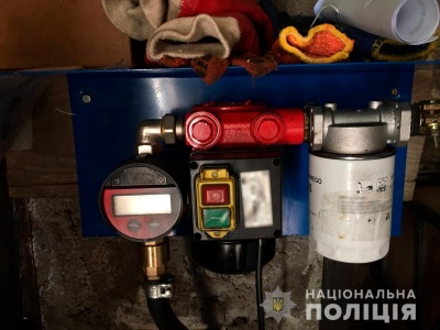 На Буковині поліцейські викрили чоловіка, який підпільно торгував пальним