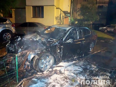 BMW, яке горіло вночі в Чернівцях, підпалили, - поліція