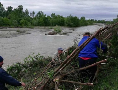 У селі на Буковині через дощі руйнується дамба - фото