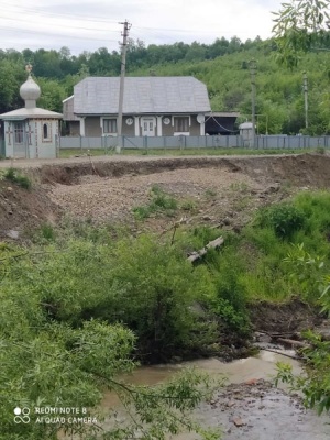 На Буковині річка розмиває дорогу, люди роблять саморобну дамбу - фото