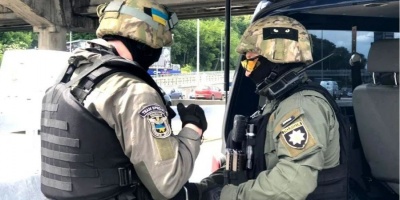 У Києві чоловік з пакетом погрожує підірвати міст - відео