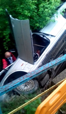 На Буковині авто з нетверезим водієм впало з містка - фото