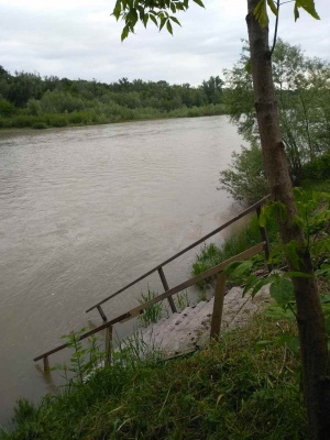 У Чернівцях у Пруті через зливи суттєво піднявся рівень води – фото