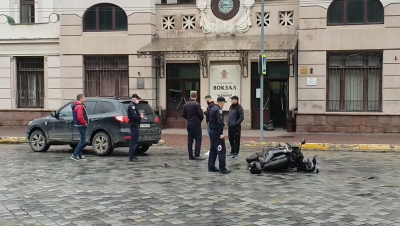 ДТП у Чернівцях: мотоцикліст впав під час руху – відео