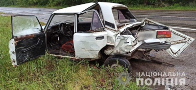 У селі на Буковині бус врізався у ВАЗ: один з водіїв у лікарні - фото