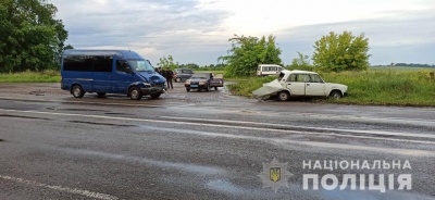 У селі на Буковині бус врізався у ВАЗ: один з водіїв у лікарні - фото