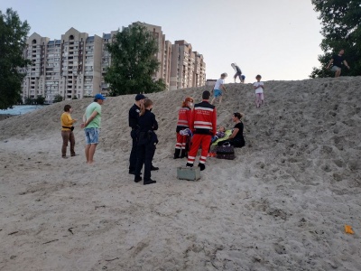 У Києві 10-річну дівчинку засипало піском