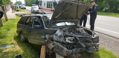 На Буковині автівка з'їхала в кювет та врізалась в бетонну опору, постраждалу госпіталізували