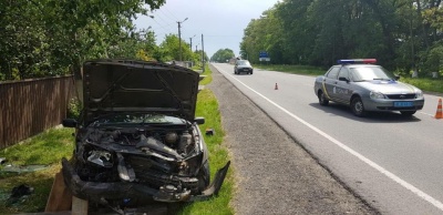 На Буковині автівка з'їхала в кювет та врізалась в бетонну опору, постраждалу госпіталізували