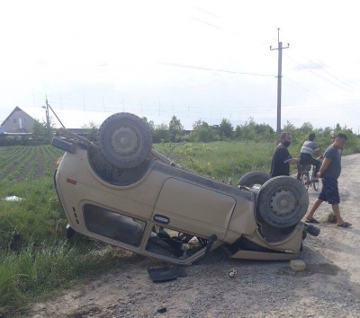 На Буковині перекинулась автівка, потерпілу госпіталізували