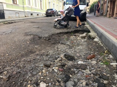 «Урвався терпець»: відомий режисер взявся самостійно ремонтувати розбиту вулицю в центрі Чернівців