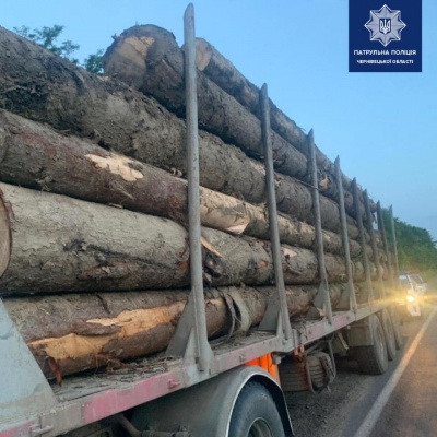 На Буковині затримали дві вантажівки, які перевозили деревину без документів