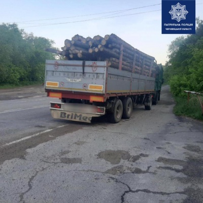 На Буковині затримали дві вантажівки, які перевозили деревину без документів