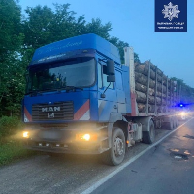 На Буковині затримали дві вантажівки, які перевозили деревину без документів