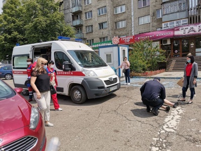 У Чернівцях пенсіонерка перечепилась через залізний обмежувач та зламала руку