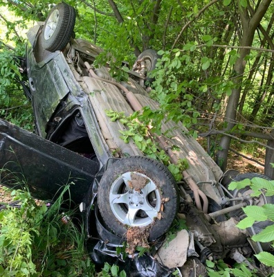 На Буковині під час обгону перекинулось авто: водійка в лікарні