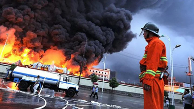 Стіна вогню: бензовоз у Китаї вибухнув посеред траси, є загиблі – відео