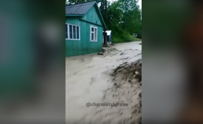 Негода на Буковині: річка вийшла з берегів та підтопила будинки – відео