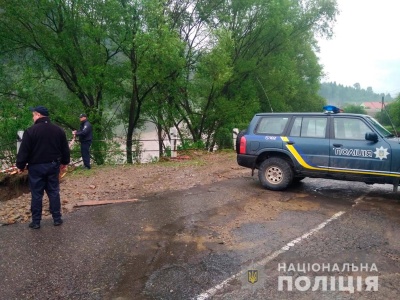 На Буковині поліція допомагає людям усувати наслідки негоди