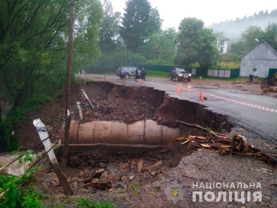 На Буковині поліція допомагає людям усувати наслідки негоди