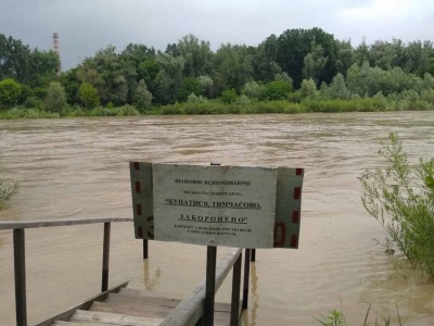 Прут заливає міський пляж у Чернівцях - фото