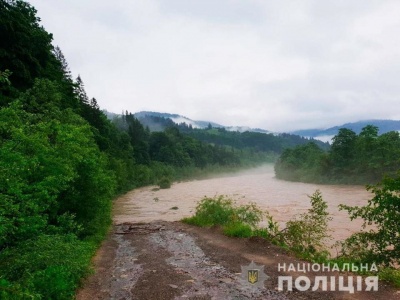 На Буковині розшукують чоловіка, якого ймовірно змило повінню