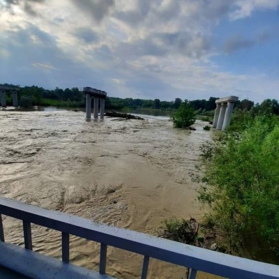 Негода на Буковині: річка Прут затопила міст у Маршинцях