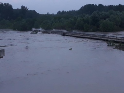 Негода на Буковині: у Маршинцях рівень річки Прут піднявся до небезпечної позначки