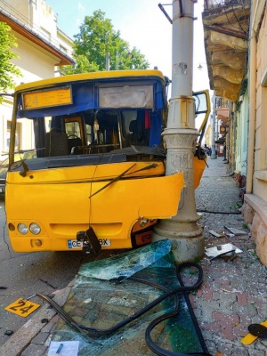 У центрі Чернівців маршрутка врізалась в опору - відео