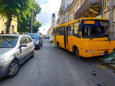 У центрі Чернівців маршрутка врізалась в опору - відео