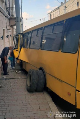 ДТП з маршруткою в центрі Чернівців: постраждали четверо пасажирів