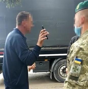 На пункті пропуску п’яний далекобійник посварився з прикордонниками — відео На пункті пропуску п’яний далекобійник посварився з прикордонниками — відео