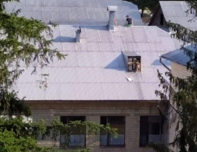 Поліція звернулась до чернівчан через дітей, які лізуть на дахи багатоповерхівок