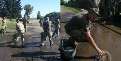 Військові вигрібали воду з калюж перед приїздом Зеленського до Луцька - відео