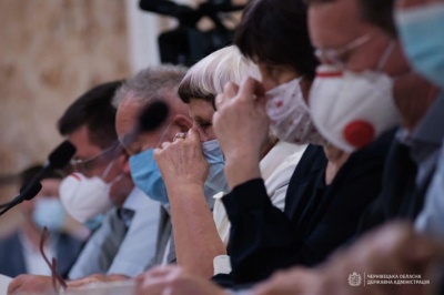 Підприємці Буковини попросили в Зеленського дозволу на продаж захисних масок за кордон