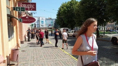 Учасники акції проти поганих доріг обурені через замінування Чернівецької міськради