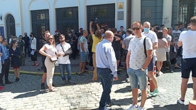 У центрі Чернівці проводять акцію "Я вимагаю доріг" - фото